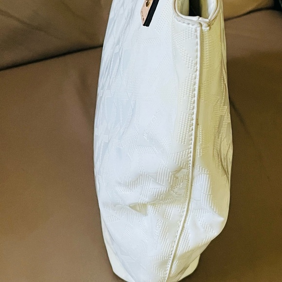 Beautiful Micheal Kors bag - Picture 10 of 16